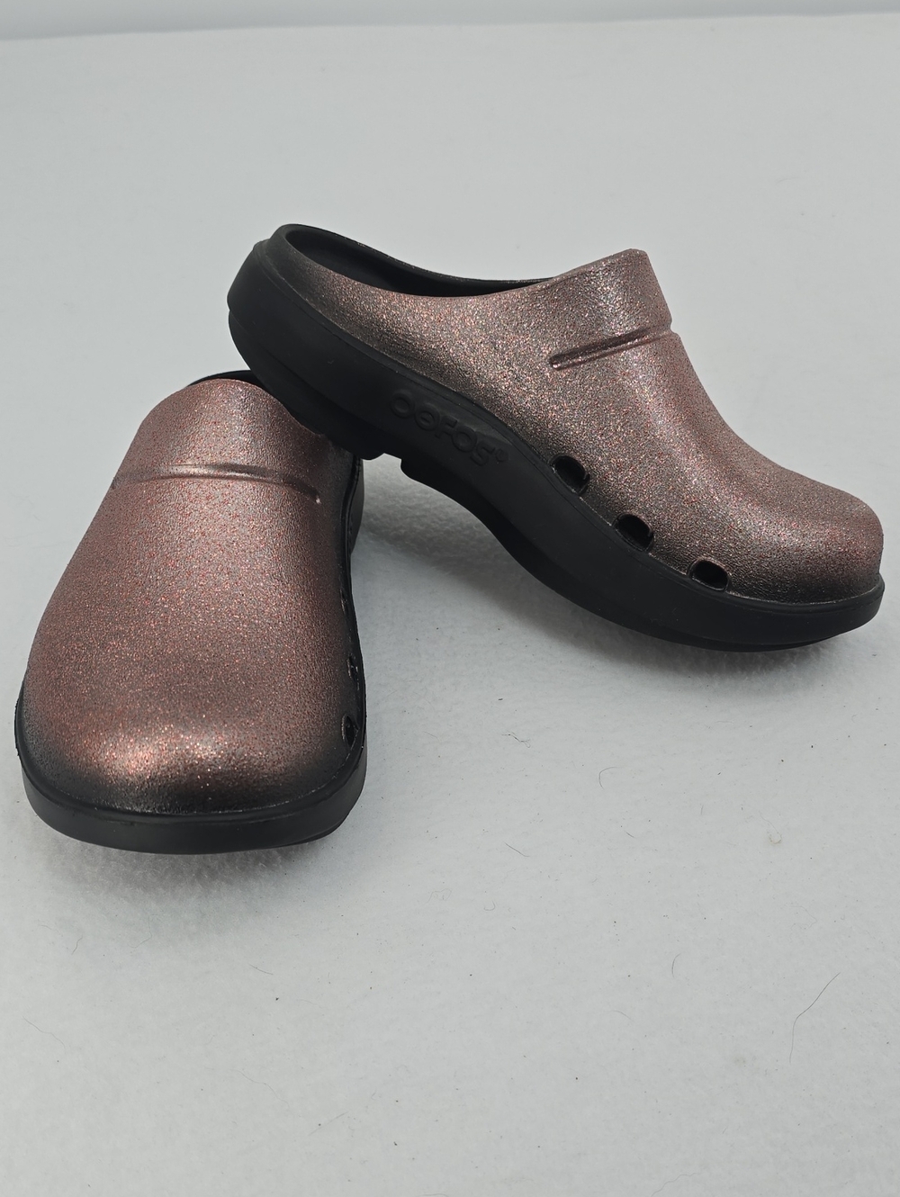 OOFOS OOcloog Luxe Recovery Clogs in Rose Sparkle